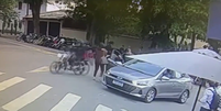 Câmeras de segurança da Bandeirantes registraram o momento em que a jornalista Paula Valdez teve o celular furtado na porta da emissora.  Foto: Reprodução/ Band